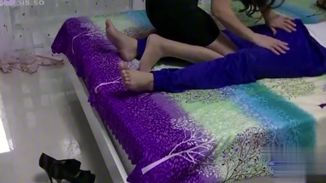 淫荡母亲趁儿子午睡脱了儿子的校裤足交儿子忍不住，按住淫荡母亲后背就是猛操内射