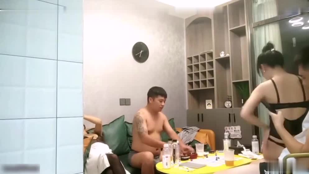 国产真实换妻，两对夫妻网上相约刚开始有点拘束，剧情精彩