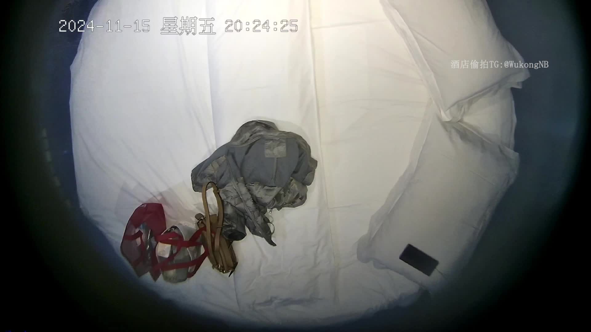 发一波酒店监控泄密流出 看酒店监控流出 品百味人生有中年人偷情 有大学生情侣激情 有老夫老妻找刺激 有新婚夫妇蜜月期 话说这家伙有点像雷政富#酒店监控合集合集38个视频 2024-11-15 新流出针孔摄像头酒店监控偷拍 极品反差少妇和猥琐胖叔约会开房，被胖哥疯狂后入，这么好的骚货真是浪费掉了！2024-10-20 最新流出酒店高清偷拍 年轻女秘书竟然半夜带着醉酒领导进酒店！女主是个标准的美人胚子两人进屋不到五分钟，领导就从醉醺醺的状态突然清醒，一把将女秘书推倒在床上！领导扯开女秘书的衣服就开始狂啃！明明