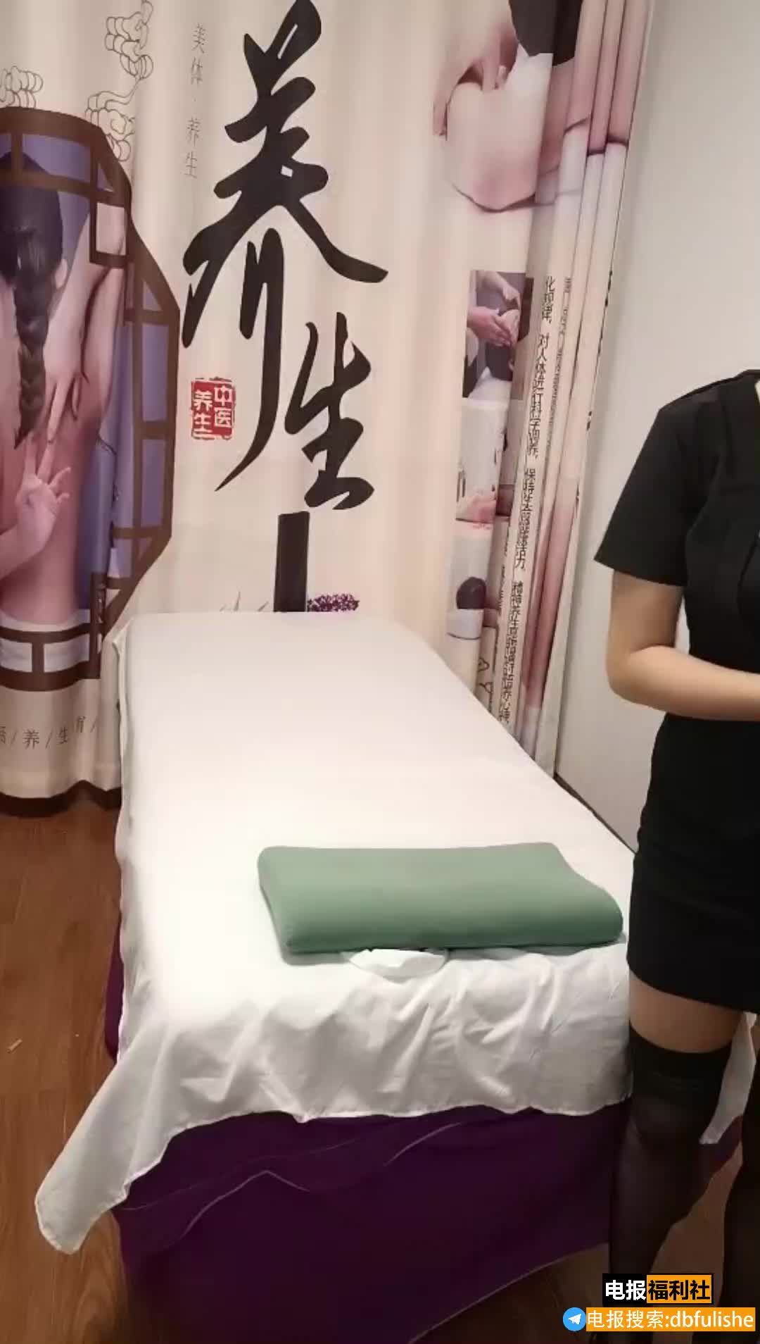 养生馆超骚的露脸黑丝制服女技师调教小哥，不一样的草嘴模式，主动上位抽插拿着 精选