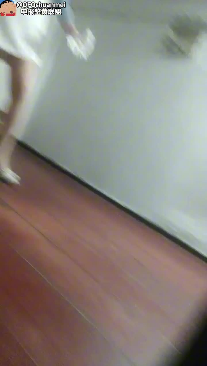 深夜探鸡窝，高清偷拍拿下极品按摩店老板娘。虽然人老逼松，但技术一流，光叫声就让人把持不住，最终还是败在老板娘的逼下