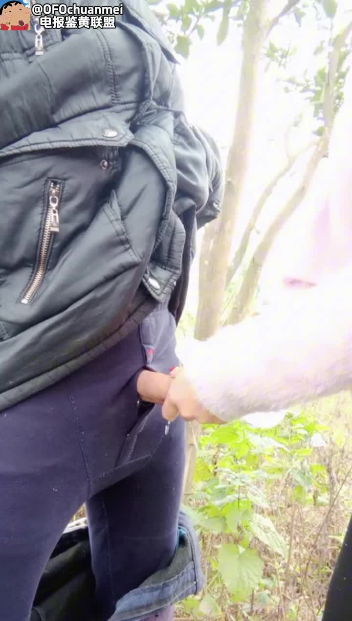大奶少妇勾引农村大爷野外啪啪，吃大爷几把还嫌弃，被大爷干的哇哇大叫，被大爷无套内射。