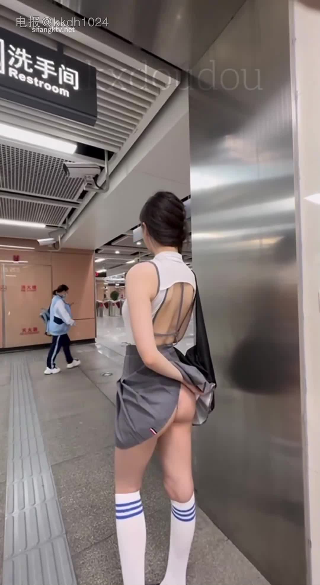 【户外露出】网红模特「小逗逗」内真空勇闯厦门地铁1号线20分钟视频 #小逗逗 3