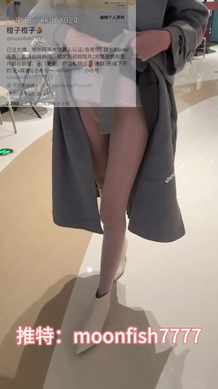 推特极品喷水怪长腿烧婊子【橙子】最新作品流出，道具紫薇各种夸张潮喷，白天有人公园露出紫薇，超爽视觉盛宴 6V #推特 #橙子 #橙子橙子 19