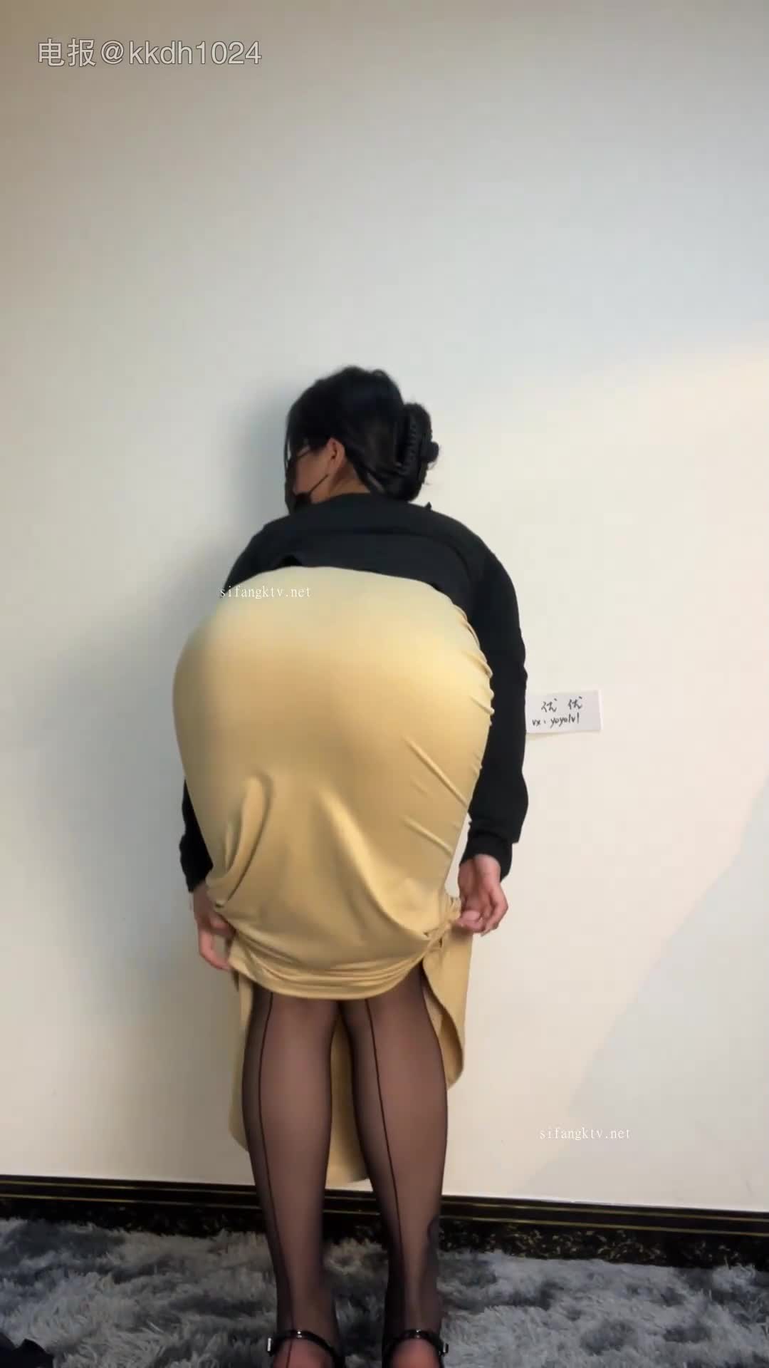 极品翘臀长腿网络女神【优优】最新定制乱伦，黑丝包臀长裙淫语脱光勾引儿子 碎花旗袍被金主无套爆肏颜射 2V #优优 9