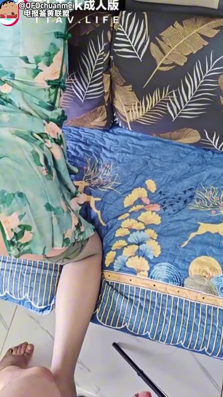 丰腴旗袍骚妈吃饭前都想着先吃儿子精液，儿子爆操肥臀内射，丁字裤都拦不住溢出来#母子 #乱伦 #旗袍 #骚妈 #熟女