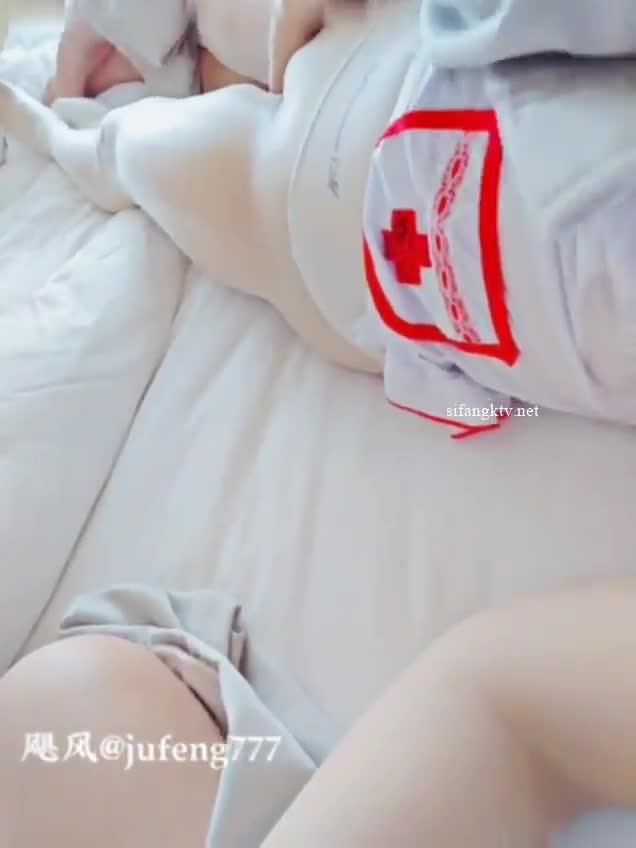 关键词：#飓风 #丝袜 评级：一品（第一弹）ps:穿着油亮丝袜的母狗被猛男高速抽插，肏出白浆了