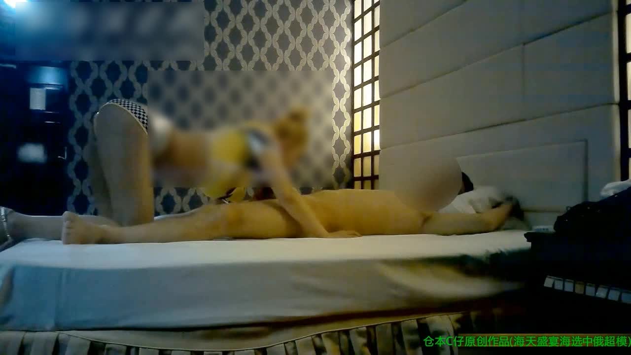 关键词：#仓本C仔 #内裤哥评级： 一品ps：（第三弹）经典资源，大屌男仓本C仔，这是个会所大佬，嫖遍了全国各地，各种外围妹子，第七个俄国超模身材真绝，视频都是偷拍视角，所有妹子都必穿丝袜丝袜电影收藏馆：@siwasc8