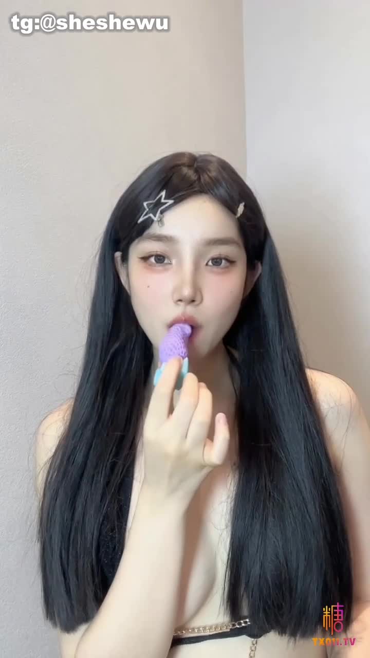 【童颜巨乳】小骚货插穴自慰 足交骑乘假阳具作者:#瓜陆 #小瓜陆出处:#推特 #糖心vlog（应该是被搬运的）标签:#国产 #福利姬 #自慰 #模拟足交 #骑乘她的完整版视频能找到的太少了不过的确极品