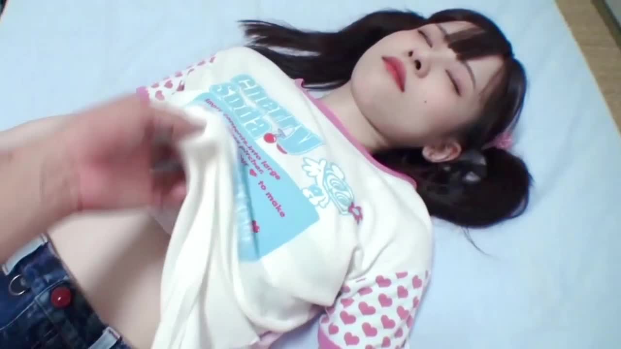 P2:极品妹子被健身教练狠狠的干 叫床声超大 20分钟P2:极品萝莉，被大叔下药扒开内裤 各种道具玩弄嫩穴 插了两次才内射 32分钟标签:#国产 #萝莉 #迷奸 #口交 #后入 #经典回顾第一个视频应该是老视频 他们卖片的都喜欢截张图，然后写小作文 观感还不错。