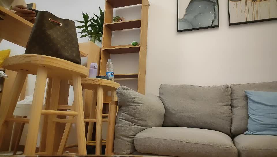平头哥周末约炮身材不错的美女同事 各种姿势啪啪吃鲍鱼完美露脸