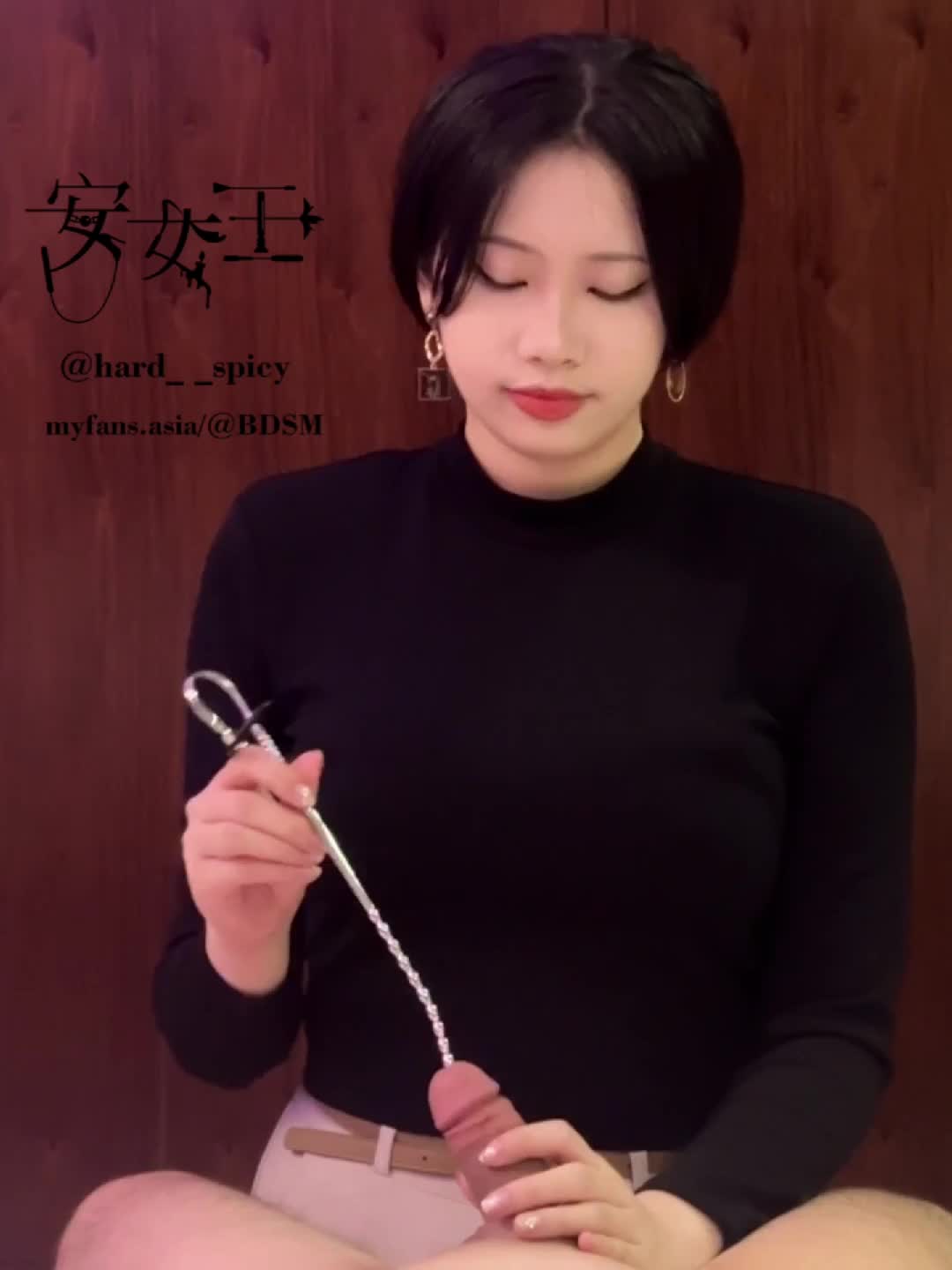作者:#安女王出处:#MYFANS标签:#台湾 #整活 #手交 #第一视角 #榨精 #龟头责 #插马眼 #调教辣椒插马眼我的天这个作者最近流出了很多合集 但其实不是太对，我xp 这两部无论是视角还是容妆，是我最喜欢的