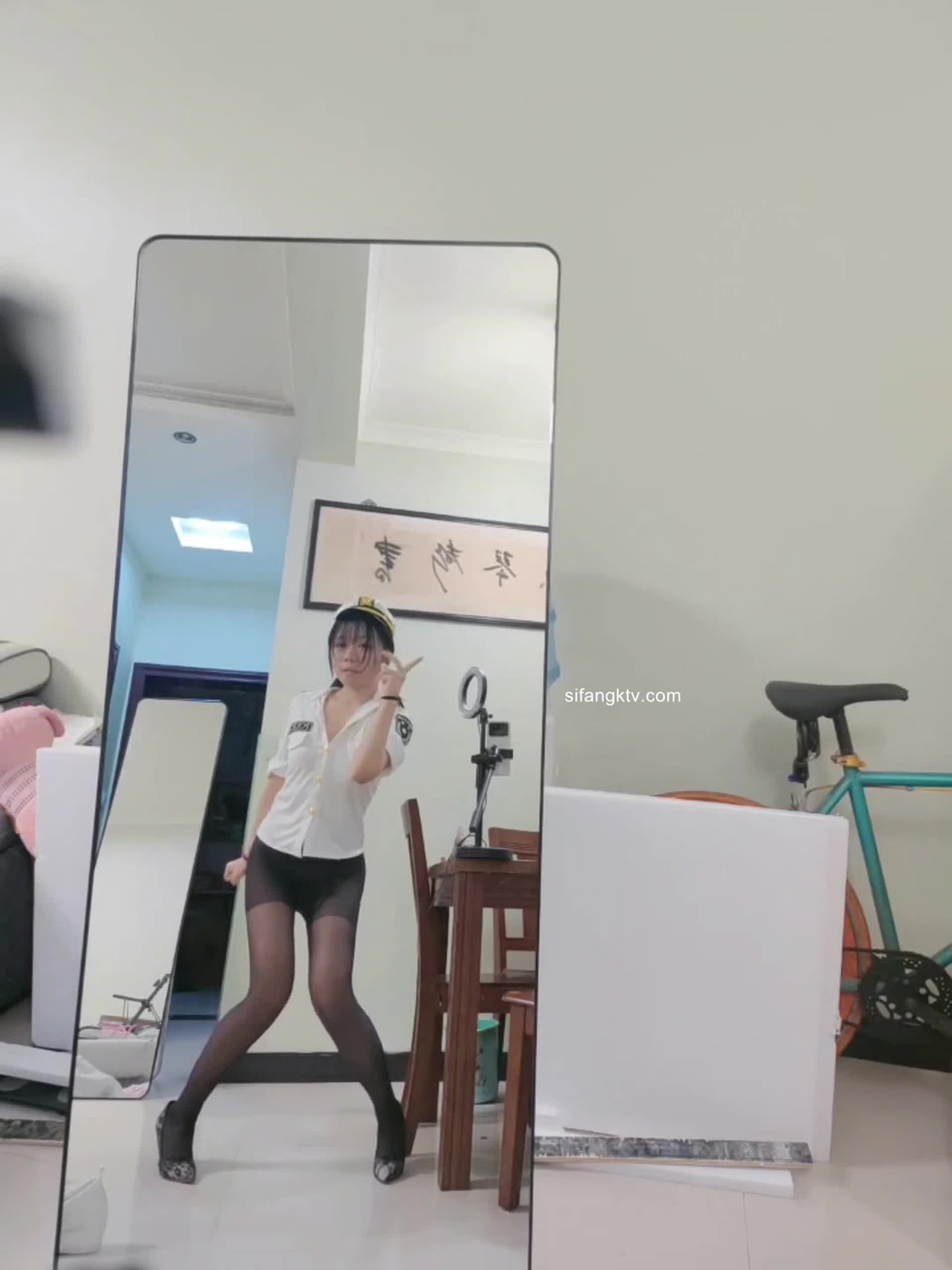 关键词：#CErNL评级： 二品ps：b站Up主，给金主表演丝袜裸舞，穿连体丝袜磕头道歉，有点意思（共8v）丝袜电影收藏馆：@siwasc8