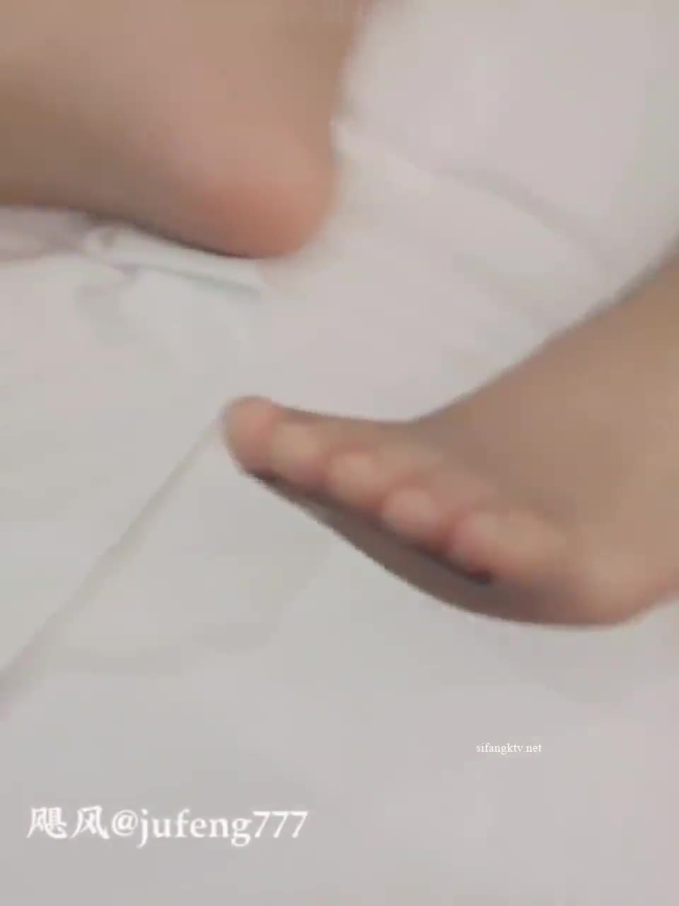 关键词：#飓风 #丝袜 评级：一品（第一弹）ps:穿着油亮丝袜的母狗被猛男高速抽插，肏出白浆了