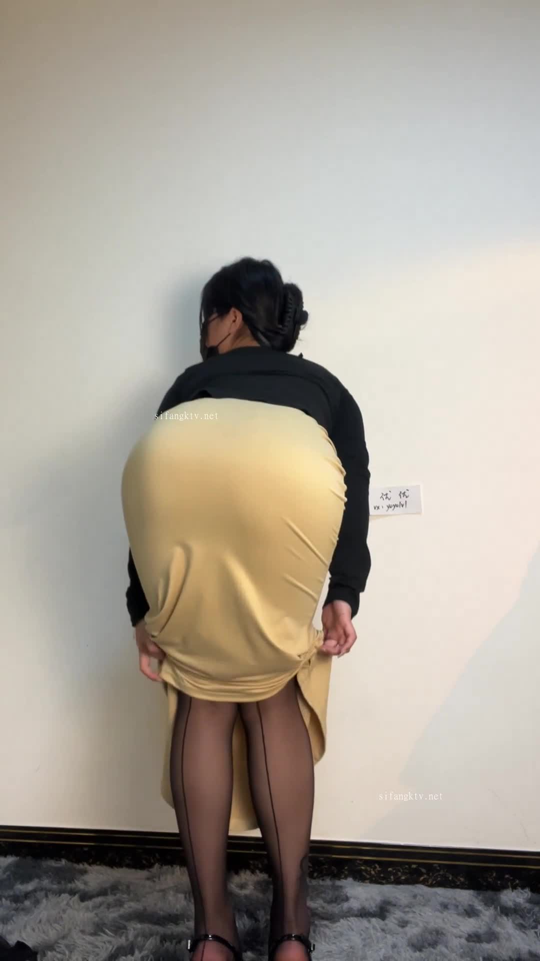 P1 黑丝骚妈妈性感扭臀脱衣舞 一件一件边扭边脱掰逼淫语诱惑P2 妈妈的裸足诱惑P3 肉丝情趣空姐服装P4 齐逼旗袍白丝无套爆操 跪舔口交颜射舌头清理干净作者：#优优出处：#私人定制标签: #熟女 #自慰 #国产 #剧情扮演 #丝足 #丝袜 #淫语 #口交