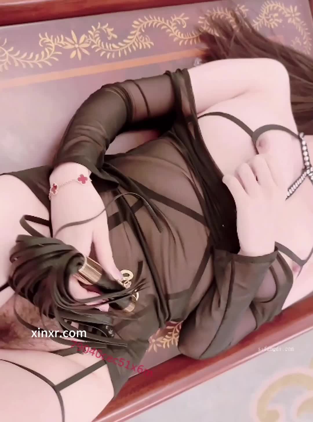 【女神福利】，顶级颜值，清纯甜美，秀人网，极品模特【唐翩翩】最新作品，吊带黑丝露三点，揉鲍掰穴