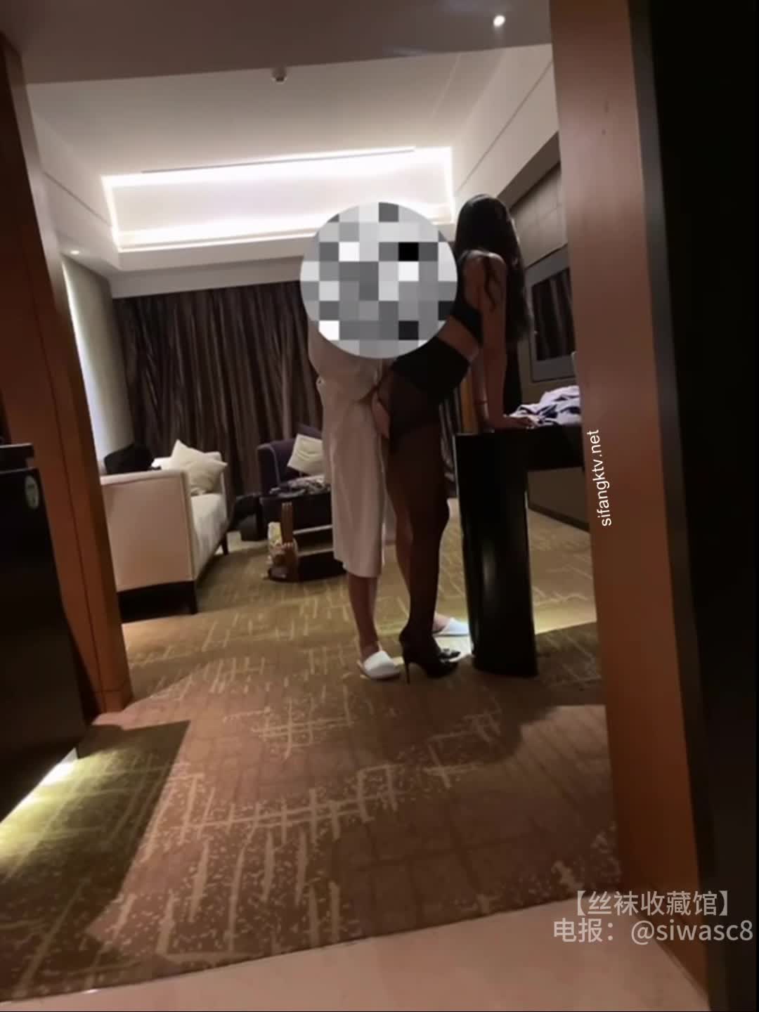 关键词：#大魔王夫妻评级： 一品ps：（第三弹）爱心形的肥臀骚逼，这个电影院开肏真刺激