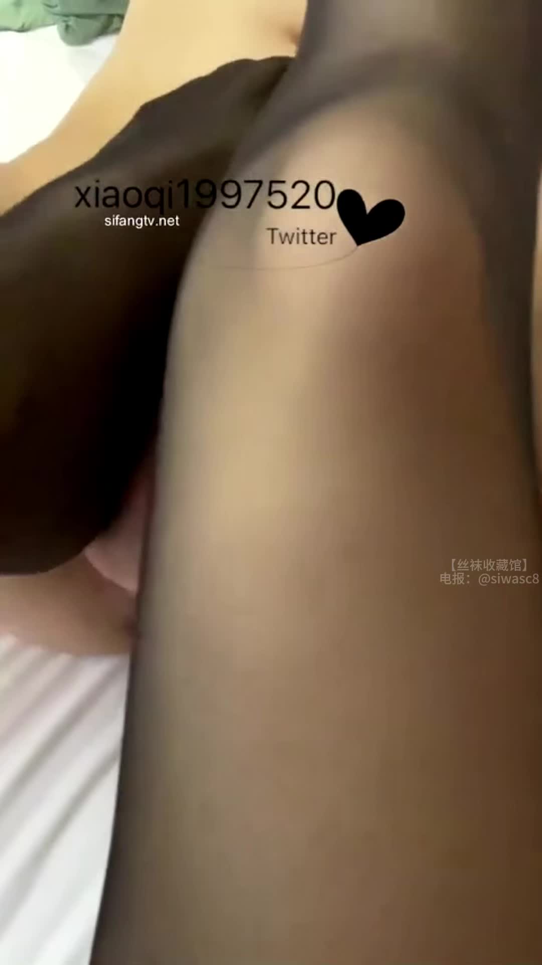 关键词：#小七爱庄周 #足交评级： 极品 （第二弹）ps：灵活的玉足，穿上丝袜足交