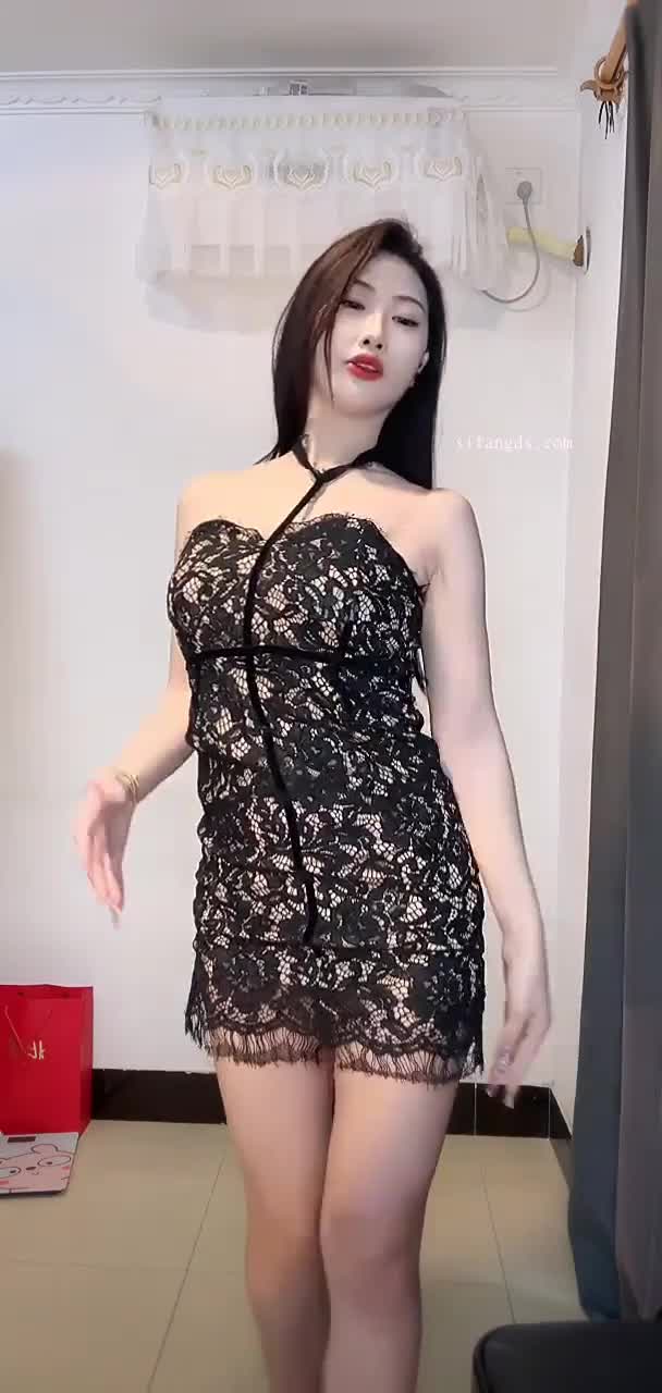 #快手 #田恬付费定制 透明蕾丝裤 表情舌舞 往奶子浇水 太骚了