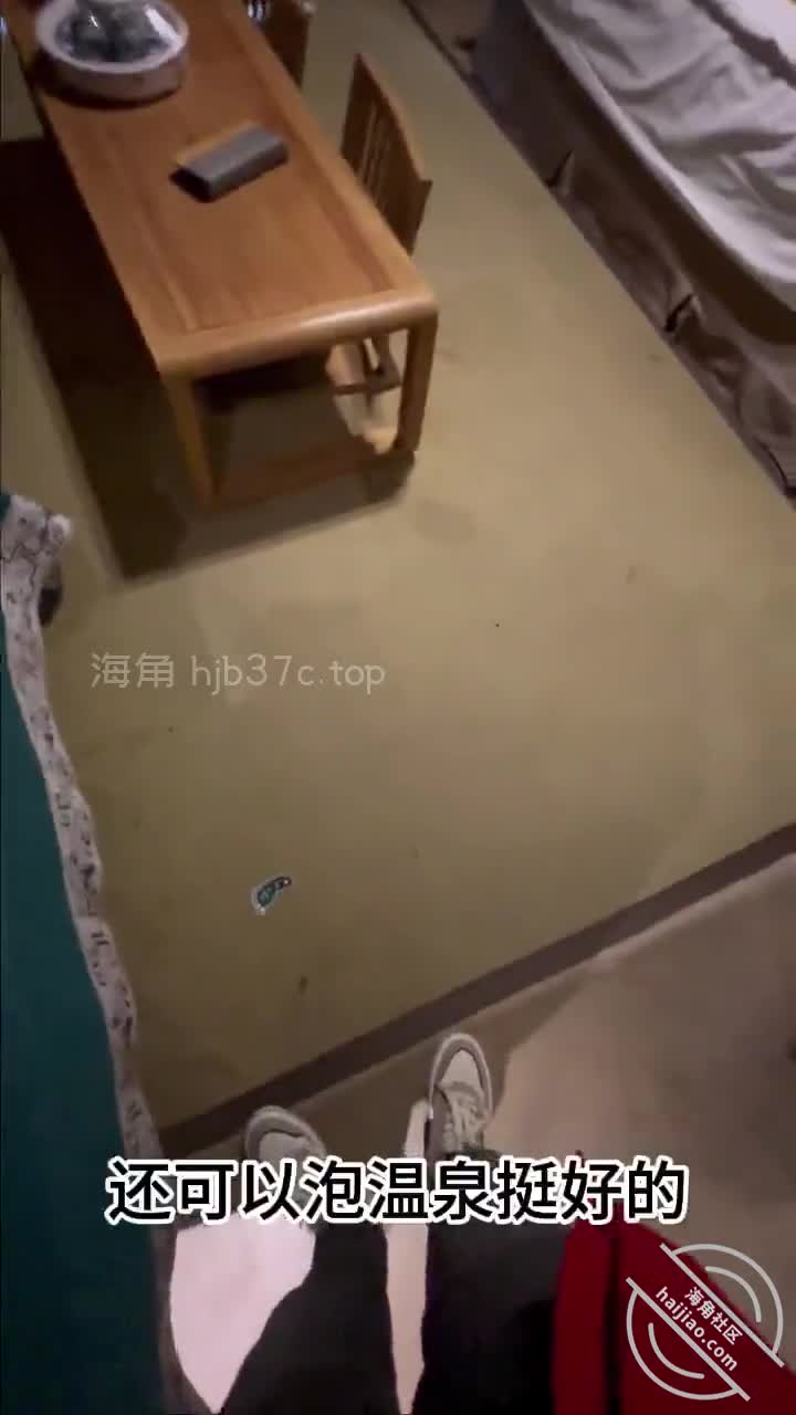 母狗精选️️和销售亲姐温泉做爱，一插一喷根本停不下来，水下视角真刺激️️看着姐姐的打扮，再看看环境氛围，我心想真是会找地方啊我的姐，想起后来说上个星期就想要了，我现在倒也不奇怪了，当时一进房间那个心呐，很忍不住，就想一把把姐姐推到再床上，用力操她，就想这一刻插入她的体内，感受一下小穴的温度，摸着下面早已经湿的不成样子了，是时候该插进去了️️进到一半的时候，里面的湿润程度超乎想象，很容易就进了半根，貌似还不满足，腰使劲一挺，一下子全部进去了，这时候姐姐再也不想矜持了，整个房间就剩下，呻吟声，叫床声#姐姐 #
