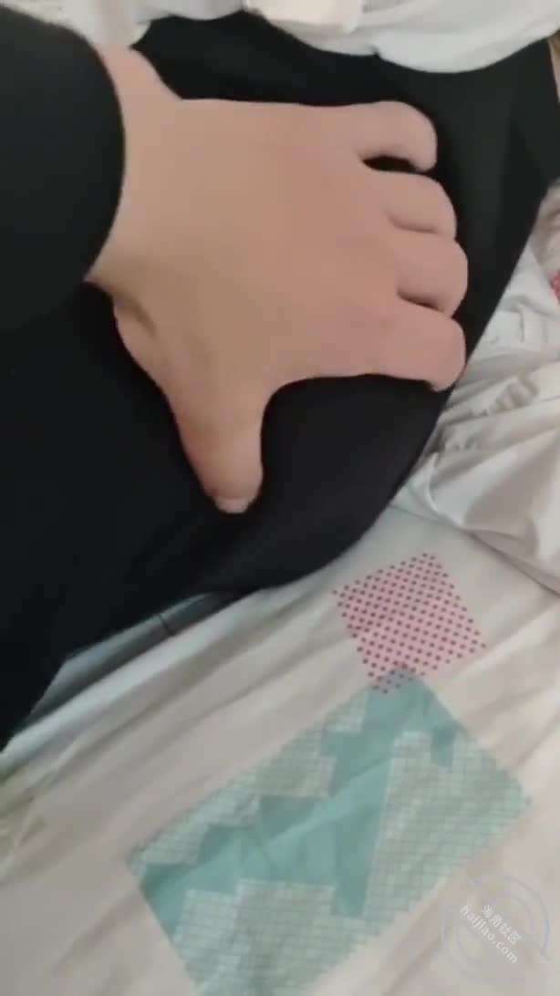 母狗精选️️美艳的小姑在与违背伦理的双重刺激下，语无伦次极尽疯狂️️揉了揉小姑的大胸，小姑有气无力的推了推我，更加激起了我的兽性，我胆子更大了，一把掀起了小姑的连衣裙，这内裤真的好骚，性感到了极致 虽然的加持，但是小姑出余本能还是抓着内裤不让我往下脱，女人都是这样，即便水流成河，嘴上还是重复这不要，身体确很诚实，看着泛滥成灾的美逼，我在也控制不住，就想一个刚刚未经人事的小男孩，一入到底，最后小姑貌似真的有些受不了了，，她可能是怕我射里面，我也实在憋不住了，一股脑的全都喷射在了小姑的最深处#母狗 #小姑 #