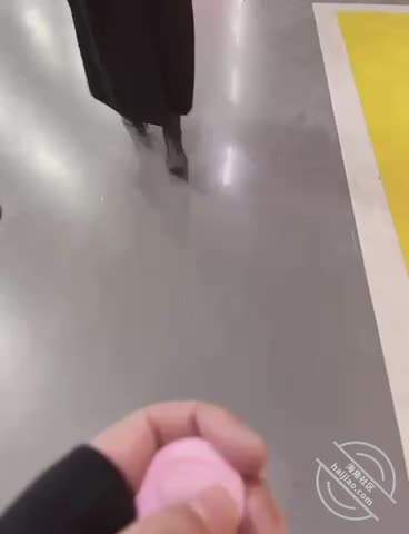 母狗精选️️【淫姐】让姐姐逼里带着跳蛋逛街露出，随后调教内射，有对白有字幕️️今天和姐姐逛街，在地下停车场让姐姐逼里塞着跳蛋，然后开始逛街，由于春节期间商场人多，上电梯的时候差点被发现，幸亏及时停止了拍摄。后来姐姐继续逛街，我拿着遥控器开始操控姐姐，中途让姐姐上公共厕所，露出摸胸，感觉太刺激了，。回来后，正好家里没人，那哪能放过机会，让骚姐穿上旗袍，开始调教可能是因为之前外出控制的原因，也可能是好多天没有操姐姐了，姐姐的骚逼淫水一直流，中途用震动棒调教姐姐的时候感觉骚姐来了一次小高潮。接着让姐姐深喉，鸡巴