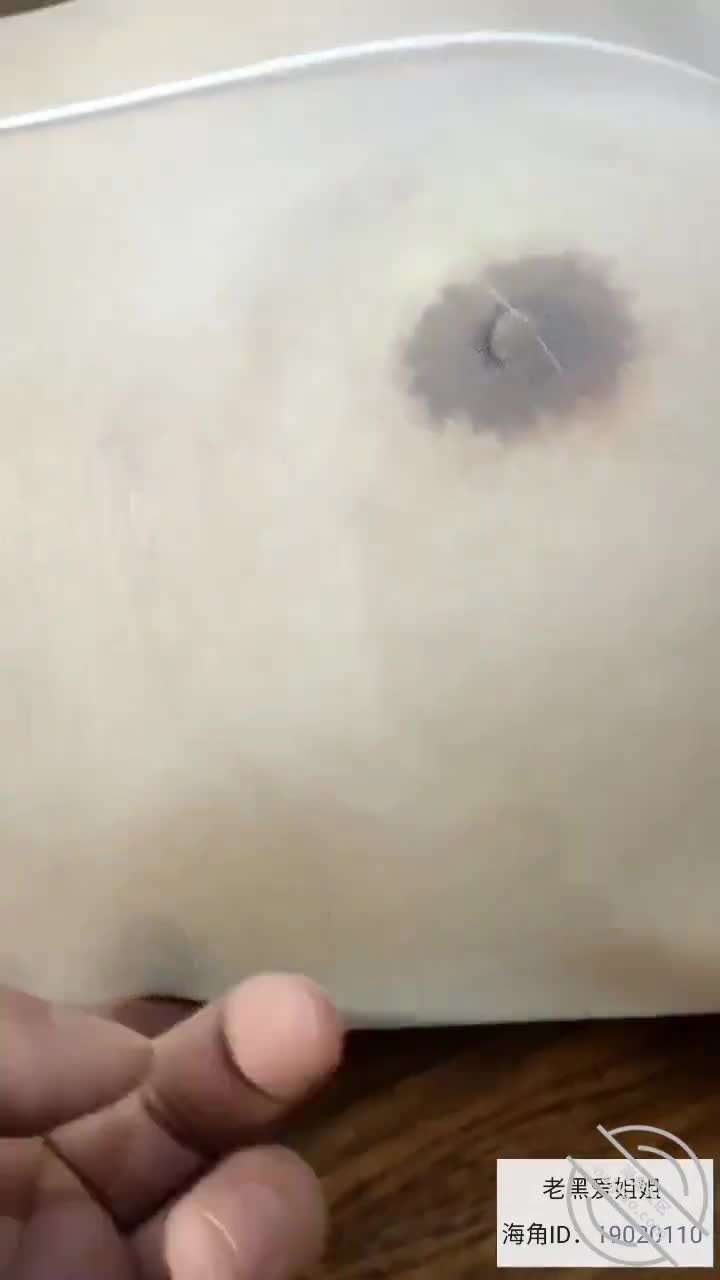母狗精选️️表姐拿着假鸡巴舔的忘情，黑丝，白丝，足交自摸，像个欠操的骚母狗️️通过和我姐的接触，我也很庆幸能操上她。我姐之前过的太压抑了。不管是生活上还是性上。目前，我姐表现出的更像一种对之前压抑生活的释放也挺好我也在努力的刺激我姐，让我姐尽量的享受。我发现我跟我姐讲她发骚的样子，会被很多人看到的时候。我姐明显的兴奋。水会更多。在我操上我姐之前，我姐说，她跟我姐夫做爱都不换姿势的，我带她做的每个我姐都很兴奋比如说第一次被假鸡巴插第一次，被跳蛋刺激阴蒂第一次，在外面被操，第一次，被射脸上第一次，吞精当然，第