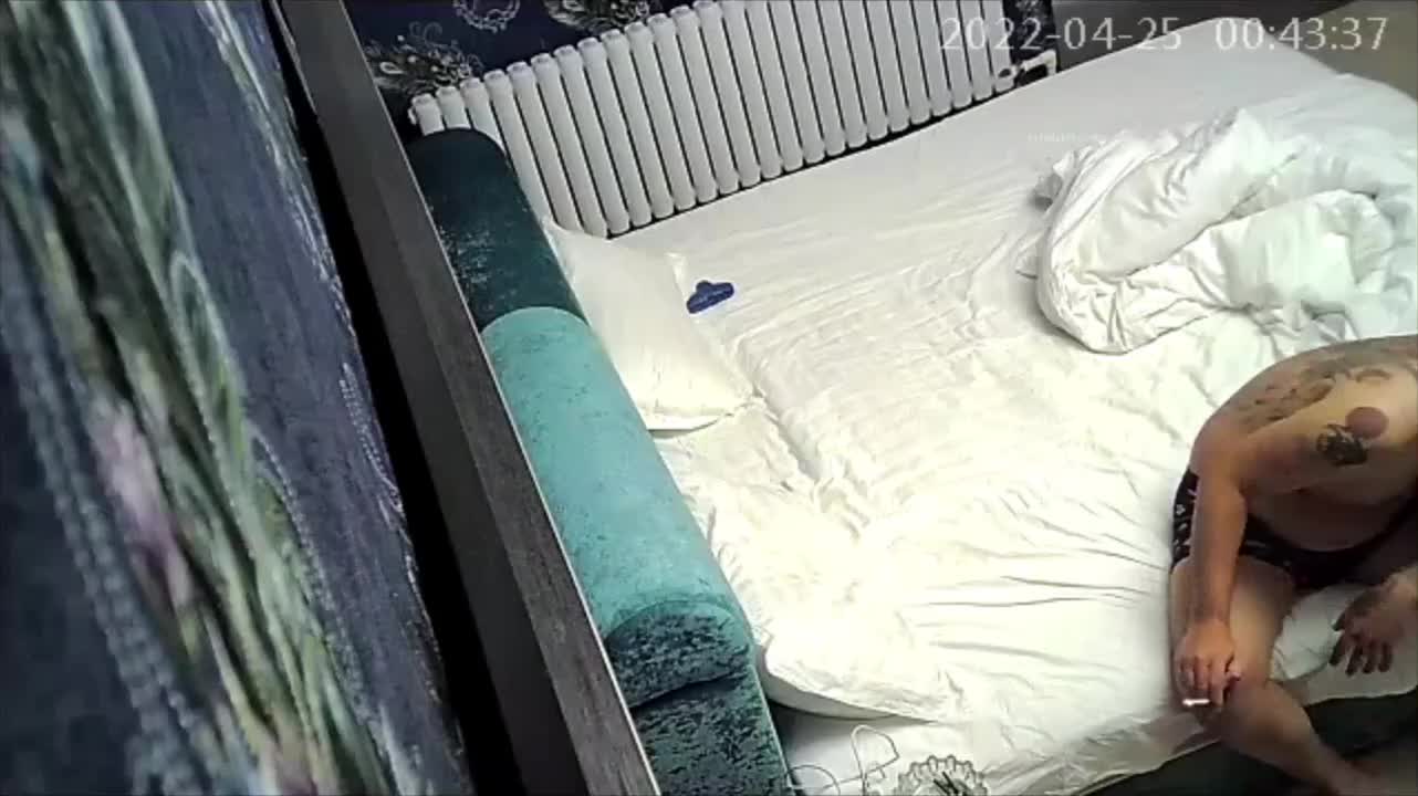 经典重温，城市温馨主题房偷拍 很社会的东北大哥大嫂夜晚放松，这大花臂与大花背，全身都雕龙画凤的，看着就不一般，大嫂豪情丰满肥臀巨乳的、水多耐造！ #反差 #熟女 大嫂口交舔鸡巴还是挺娴熟的，还用大奶子波推游走、贴脸开大直接闷了大哥一把！