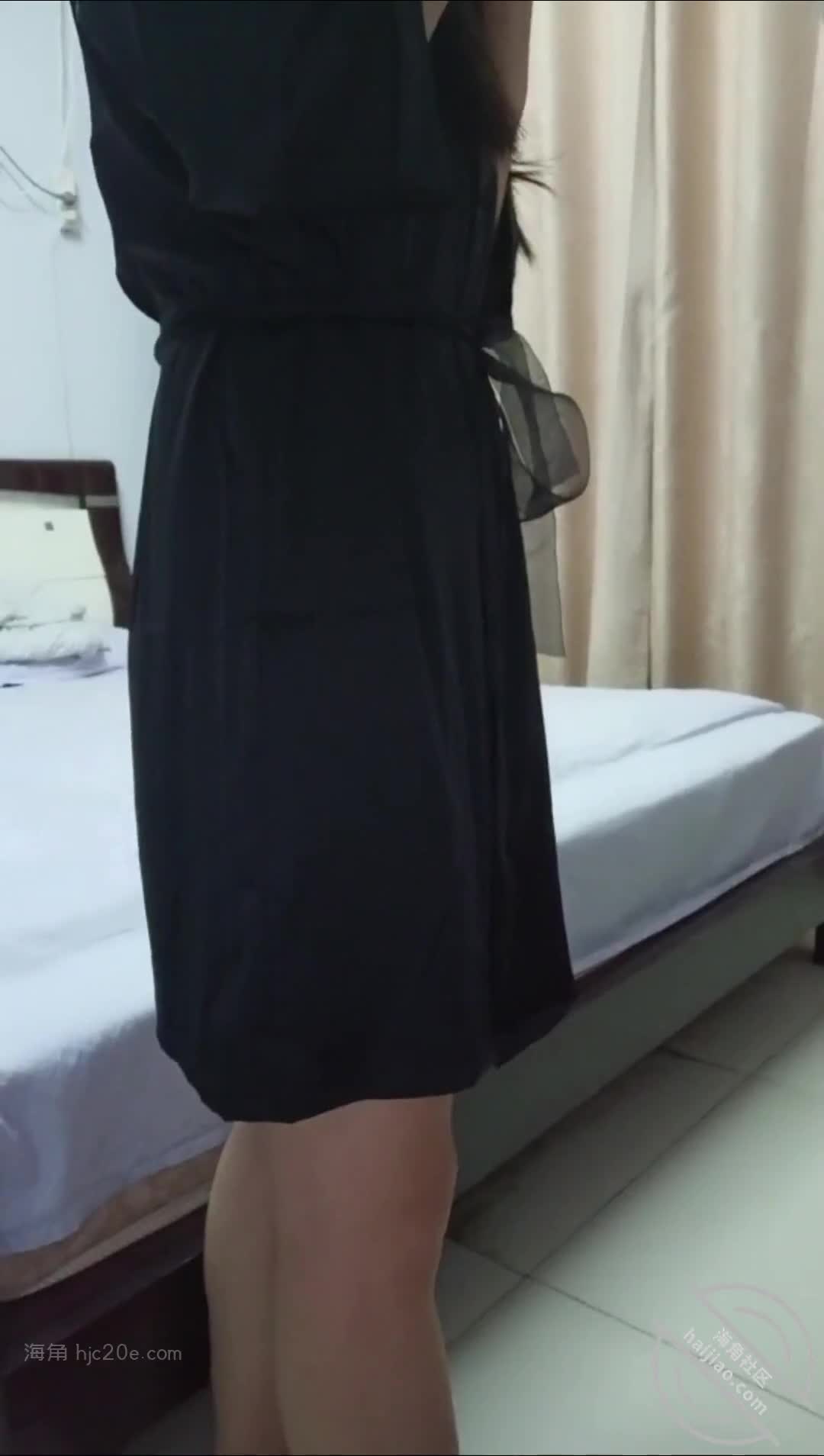 母狗精选️️乡下嫂子，受不了，直接上吧️️我上面有两个哥哥，还有一个姐姐，我哥早就出来工作了，然后在这边做的还不错，然后因为夫妻之间嘛，没有性也就淡了，所以把嫂子也接过去了，因为我属于那种小钱看不上，大钱挣不着，所以我哥就让我去他那里干，去了没地方住，就让我和我哥他们住一起，其实对嫂子没啥想法，但是主要嫂子每次穿的睡衣都是蕾丝的，说实话，我和上一个女朋友还是三年前，所以勾起了我的想法，所以平时对嫂子就献殷勤，嫂子也挺喜欢我的，时间长了，我感觉我不能光这样，所以直接动手#强上 #嫂子 #乱伦 #海角