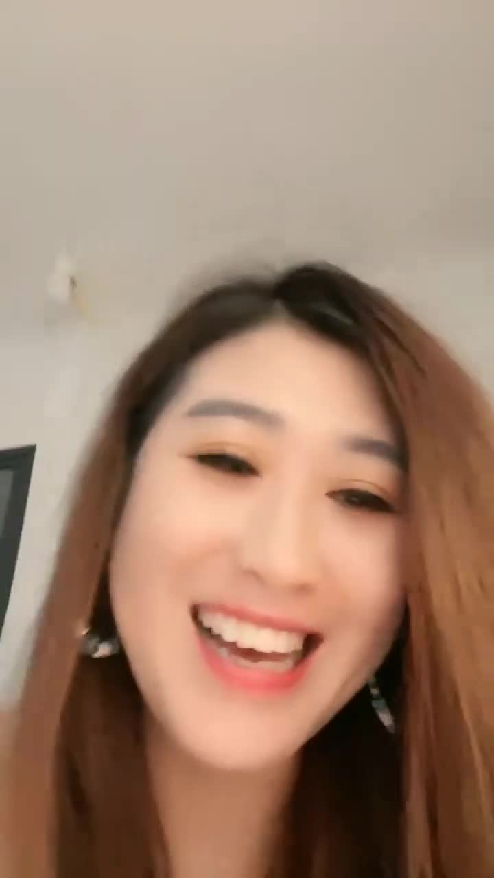 #反差 #熟女 美妇阿姨假鸡巴自慰，玉手抠逼骚姿摆弄，销魂诱人 真情流露，下垂大奶子微肉身材，丝袜高跟加持！看着就想拥有一起啪啪干上几炮！
