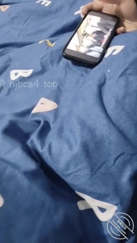 母狗精选 ️️对老爸的恨意转成对老妈的抽插，穿上我喜欢的黑丝白袜 对着婚纱照狠狠内射在床头掐着老妈的细腰，狠狠地撞击着属于老爸的屁股泄愤。看着他们的婚纱照狠狠内射了，补充下，后妈36岁，本来就很年轻，就是我喜欢的少妇类型#母狗 #后妈 #少妇 #黑丝 #内射