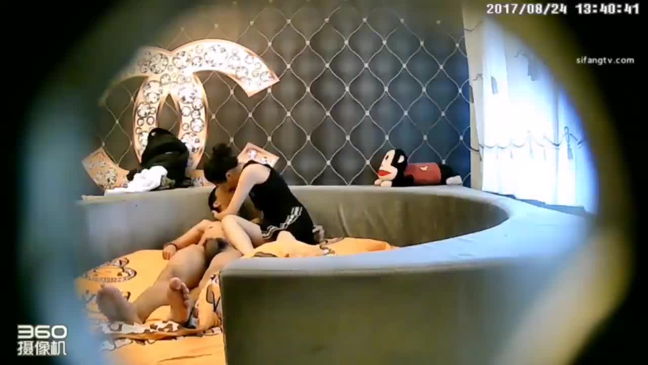 经典香奈儿主题房偷拍 #反差 气质少妇为了事业更进一步，不惜出卖肉体灵魂委身于公司眼镜猥琐男领导，甘心情愿做其情人小三、背着家里的丈夫出来 #偷情  各种配合猥琐眼镜领导讨其欢心、为其各种服务讨好、被领导各种玩弄各种肏！真是一朵鲜花插牛粪上，好白菜都被拱了！
