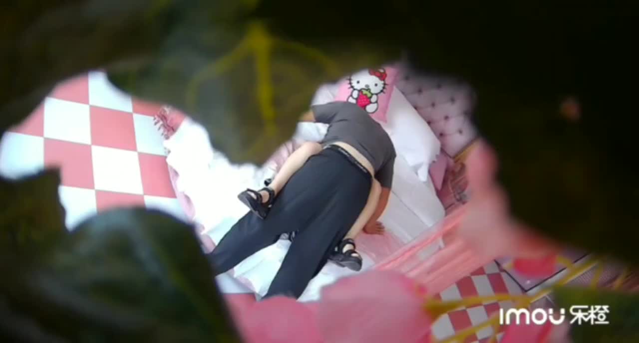 #熟女 人妻欲求不满性欲大，家里丈夫已经不能满足自己的需求了，内心压抑不满，终于忍不住出轨广场舞伴王哥 #偷情 王哥贴心花样多，舔逼调情深受熟妇的胃口，关键是鸡巴比自己老公的大又硬，饱满支撑整个淫逼浪穴、包裹摩擦张合舒爽刺激！骚妇淫水直流！被内射都无所畏惧！