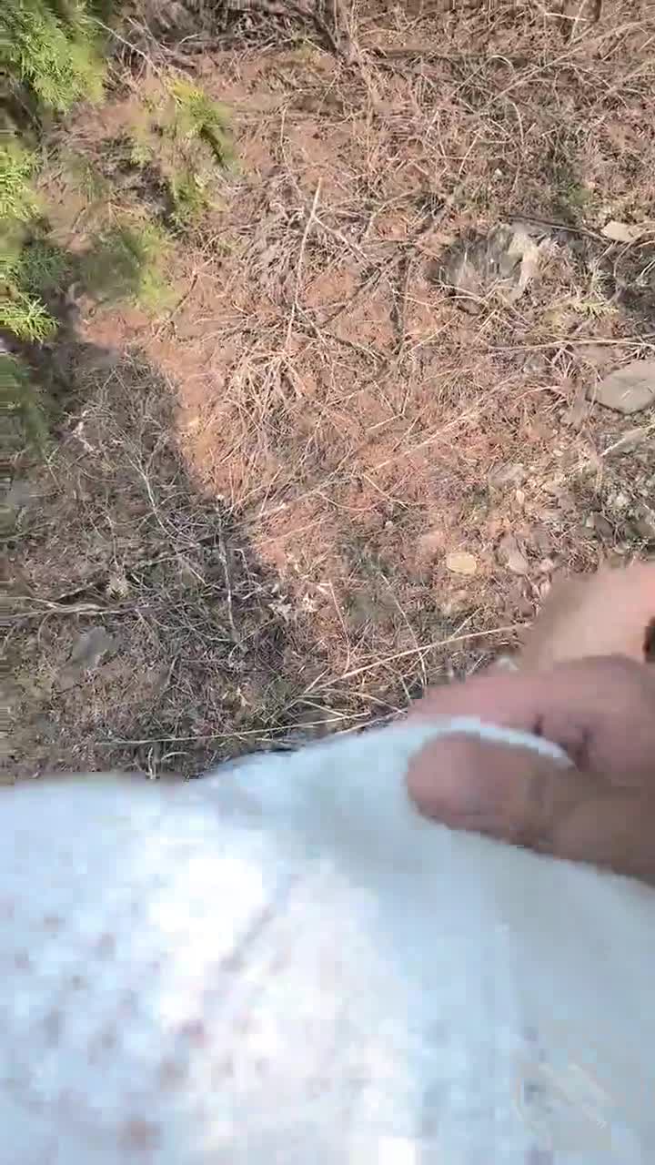 母狗共享️️第一次和22岁母狗妹妹在野外玩的很开心️️妹妹的口活虽然还有待提高和练习，我依然感觉很兴奋，我也是第一次打野炮，没想到是和自己的妹妹在一起，果然跟我想一样，妹妹的里面确实感觉比姐姐的紧实多了，夹的我鸡鸡紧紧的，暖暖的，湿湿的舒服极了。为了展示我的雄峰，我拼命的往妹妹的深处探索，她也受不了了大声淫叫起来，妹妹胆子也大，兴奋起来的时候也不管会不会来人，只要自己开心就好。我也受到了感染，完全释放开来。虽然没有床，可耐不住这样的户外玩刺激啊。最后射到了妹妹的手上#户外 #母狗 #野战
