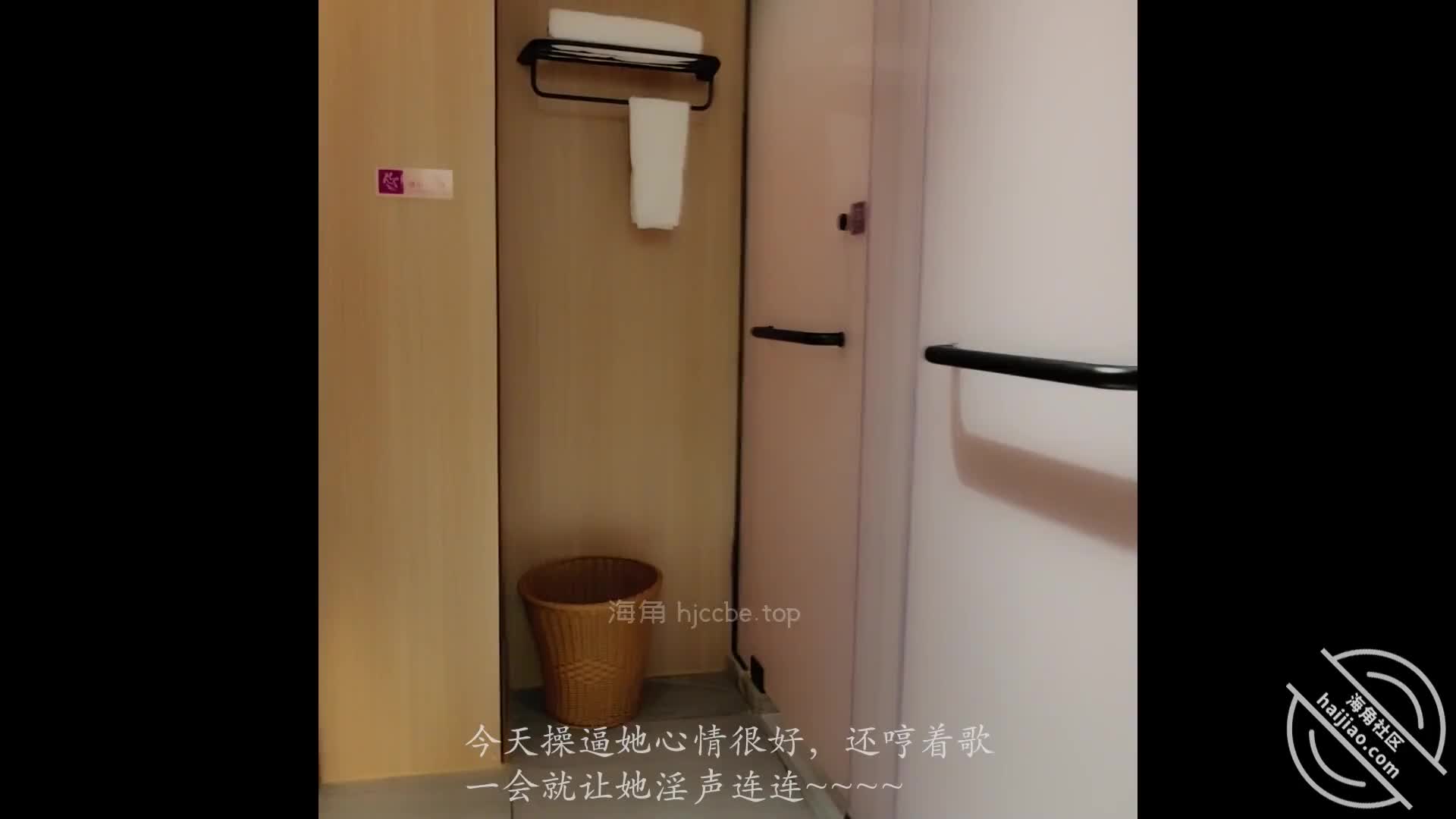 母狗精选️️【真实乱伦】在酒店操得嫂子双腿发抖️️因为是在酒店的厕所操，离门口很近，嫂子怕酒店外面过道的人听到声音，所以呻吟的时候都有种压抑着自己又因为太爽压抑不住的感觉，这种感觉让我听着太舒服了，骚逼紧紧的包裹着我的鸡巴，我直接内射把精子全部喷到她的逼里面了。#偷情 #嫂子 #内射 #自拍