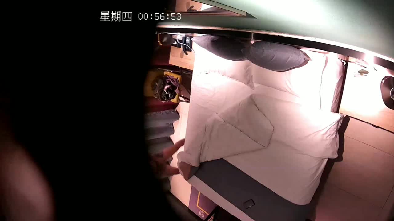 眼镜斯文禽兽小伙利用公司外派出差的便利，电召特殊外围服务 #反差 少妇服务一流，胸推游走，舌舔口交样样专业，情调满满被小伙各种姿势爆肏，淫叫荡浪声不断,完事后小伙还在回味感觉无穷，又在叫了个 #熟女 人妻，服务依旧,激情满满！后入各种姿势爆肏！小伙子就是活力好！