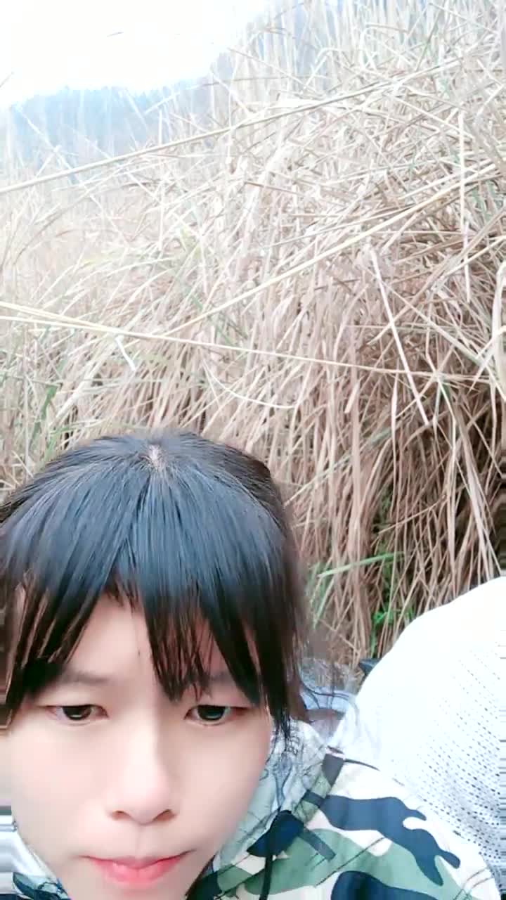 户外芦苇丛中雨中撑伞无套操逼，为了这个刺激也是拼了，女主甚至玩起来手机来无动于衷啊，给包瓜子给她吃