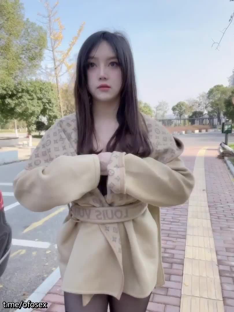 巨乳肥臀骚货穿着开档丝袜露出勾引路人，我说老铁你倒是行不行啊，用手拍她屁股有什么用，用屌抽她啊