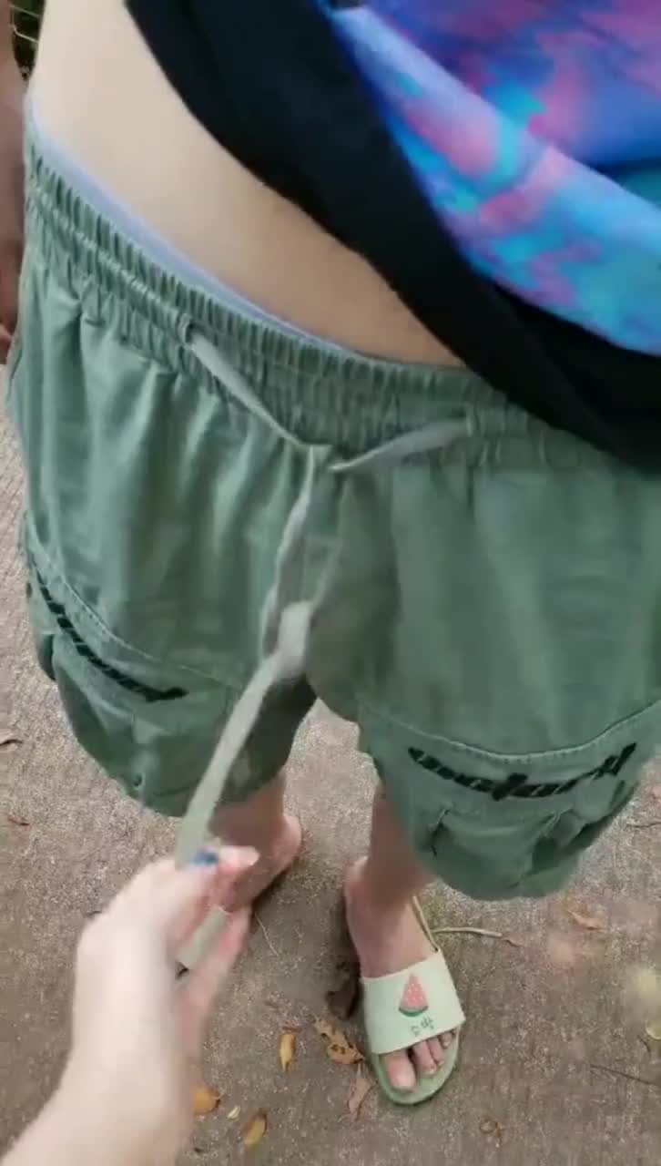 两头老母猪勾引拖鞋男在幽静小道上后入 佩服这位哥的重口味 这种货色也下得去口