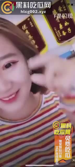 #老师 #勾引 求求你就给我一次吧 英语老师玩的就是花 英语老师不愧是见识过大世面的女人，在办公室还有其他老师就直播露奶子，下课了更是去外面找环卫工人，找外卖小哥，找工地大叔疯狂抽查自己的骚穴，雪白的奶子太诱人了。要是被自己的学生碰到，这不就是一部师生禁忌之恋的AV大片嘛。老师，你也不想被校长知道你的丑事把。