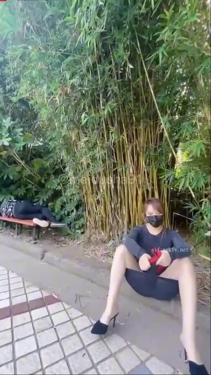 骚货人妻包臀裙 公园露逼勾引 在大哥旁边换丝袜 汽车旁拖光换衣熟女韵味十足