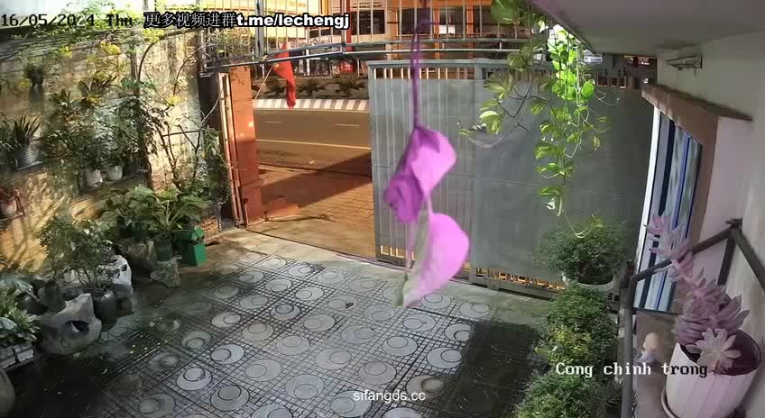 黑客破解网络摄像头偷拍 豪宅里的的富姐晚上散步回来被老公沙发草到地板 #酒店偷拍 #摄像头 #偷窥