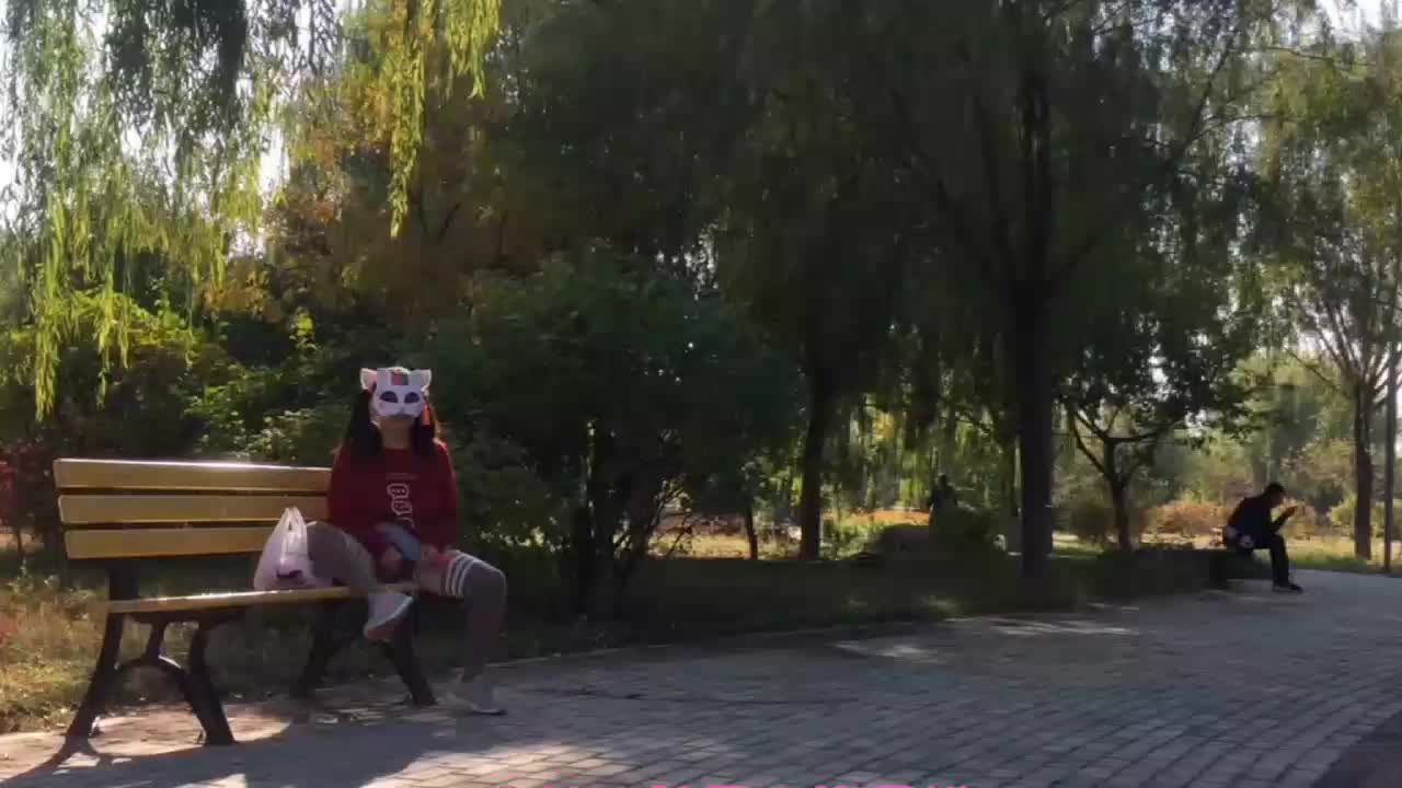 小狐狸精骚货 公园在大哥旁边露出 跳蛋塞逼 摄影师兄弟忍不住伸手掏一下