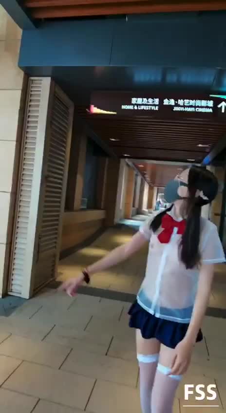调教任务大街上迎着路人露出，骚得像只快乐的小燕子，这个是在国内，要是国外的话，今晚不被操得逼不烂也得脱层皮哦