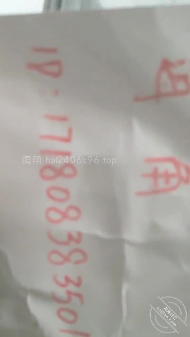 我哥睡着以后，把嫂子操了晚上我守在我哥房间门口，听到他打呼噜了，估摸着我哥睡着了，就轻声喊嫂子出来真的好馋嫂子的身子，尤其哺乳期奶子变得好大，我扯开嫂子的衣服摸她的胸，奶头也好大，不过我看到嫂子还穿了胸罩，今晚肯定没和我哥做，那我就开心了，女人一天的第一次是最爽的，再来第二次第三次就不如第一次兴奋了，嫂子跪在沙发上给我口，她的嘴像在模拟小穴一样，对我的鸡巴一吞一吐的好舒服，口得我鸡巴好硬了，把嫂子裤子一脱揉了她的阴蒂，准备在沙发上操嫂子，嫂子的肥臀也好漂亮，后入她的时候，整个呈现倒爱心的形状，挺标准的蜜桃