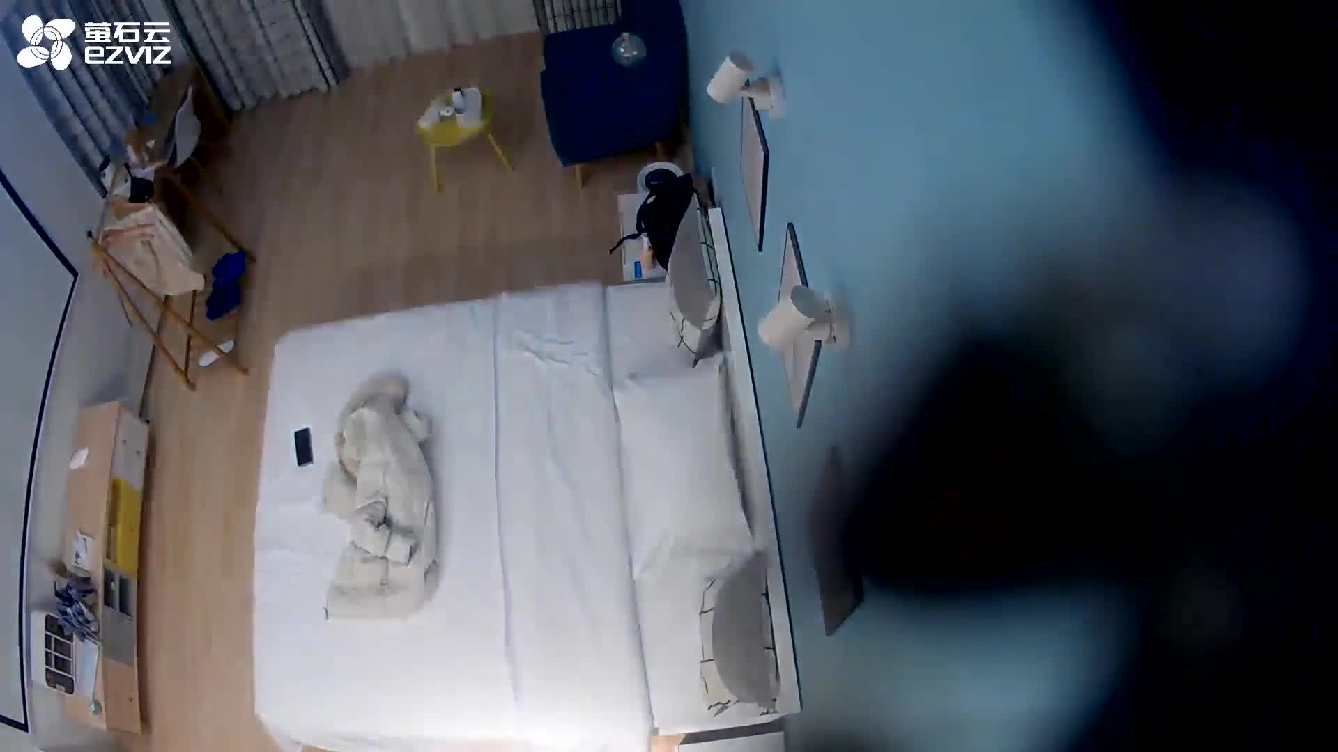 小伙带着漂亮女友酒店开房换上黑丝各种姿势操