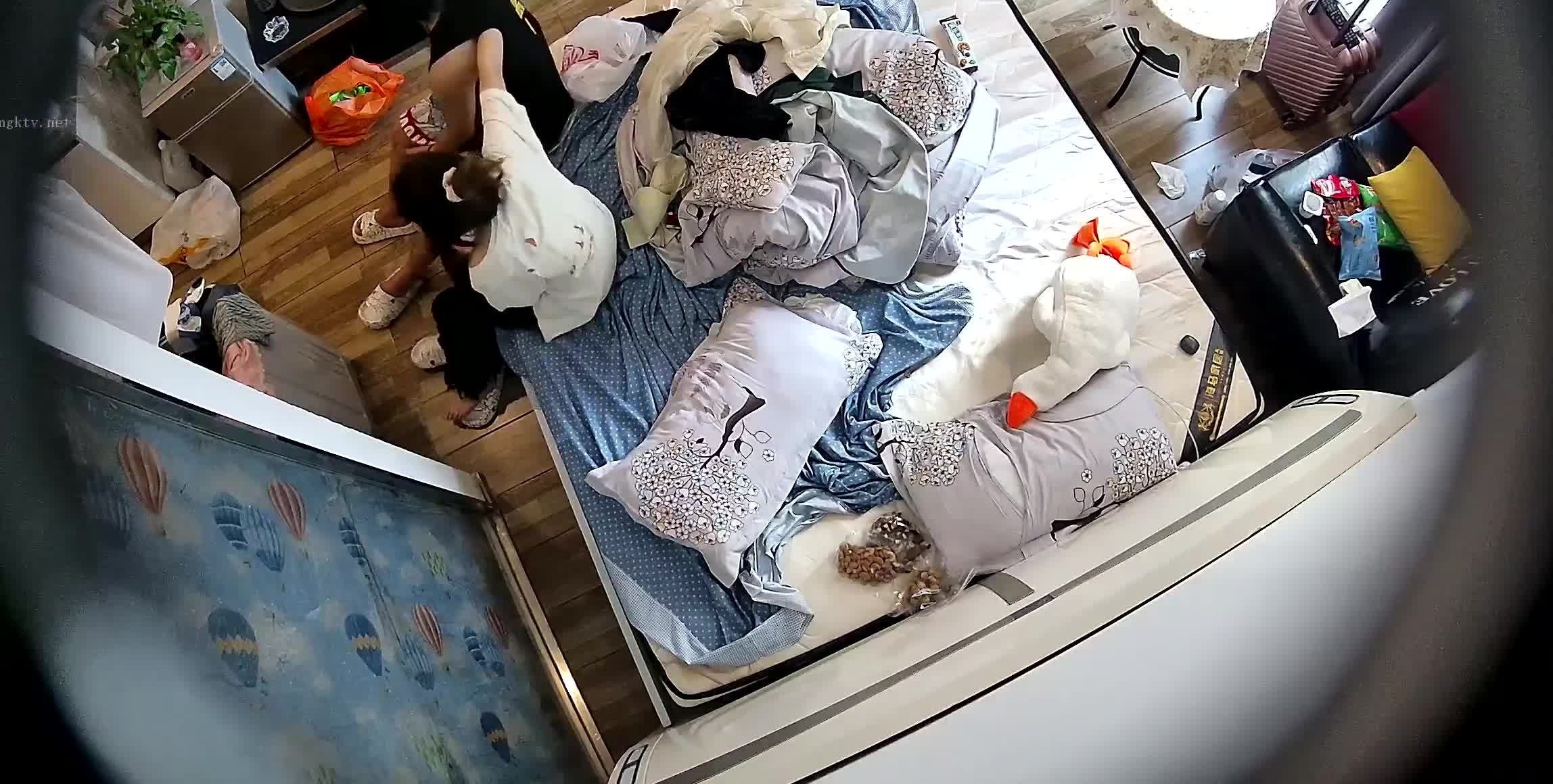 《乐橙云破解》眼镜哥和白嫩的小女友️各种姿势啪啪从床上干到床下#酒店偷拍 #实时监控 #Hotel偷拍 #学生