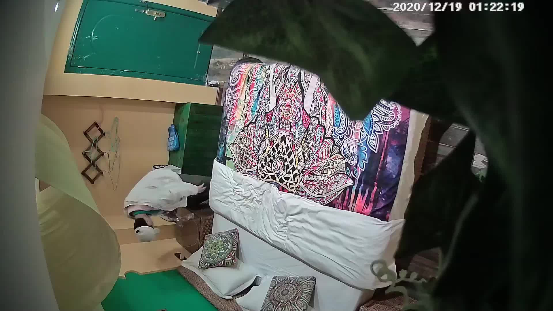 #偷拍 #宾馆偷拍 #在校大学生  学校附近钟点房偷拍周六偷偷从宿舍熘出来穿校服的小情侣开房寻欢
