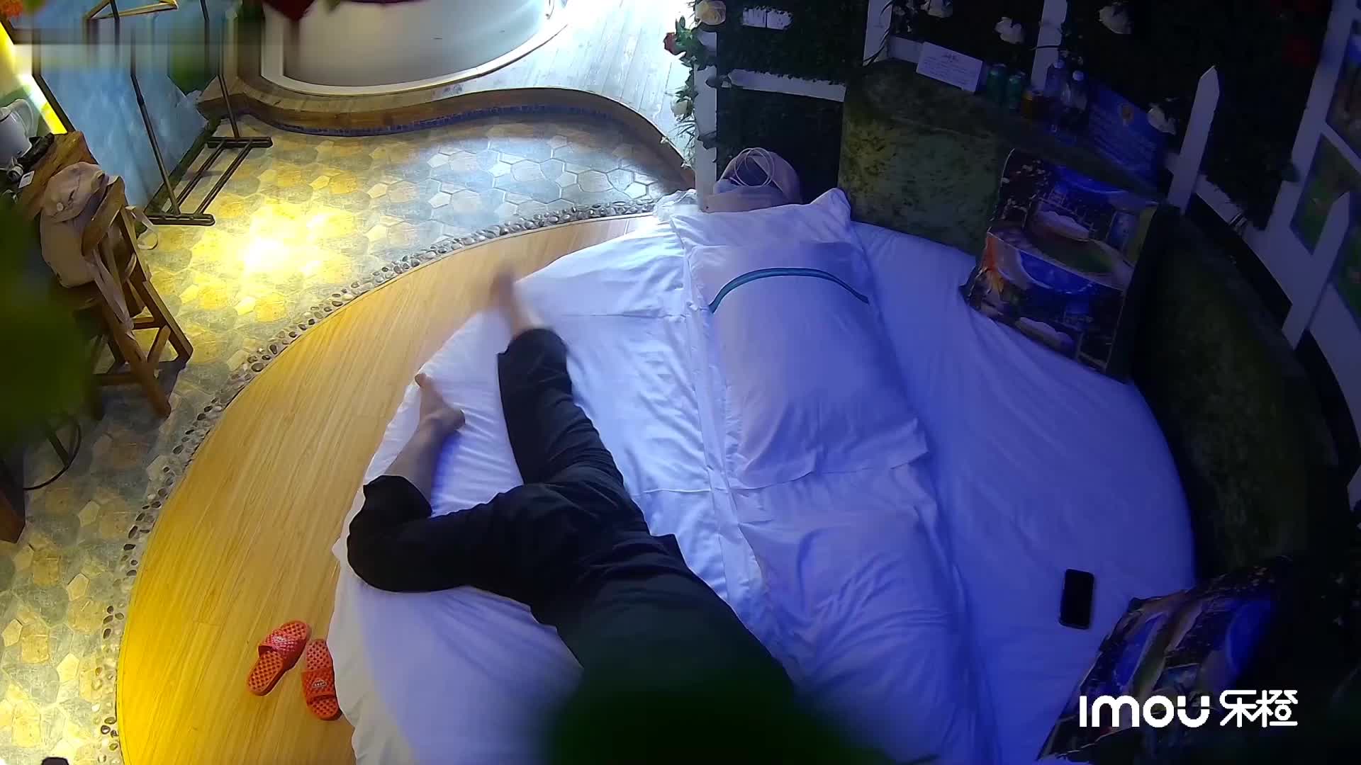 监控破解偷拍年轻情侣酒店大圆床上玩手机啪啪啪