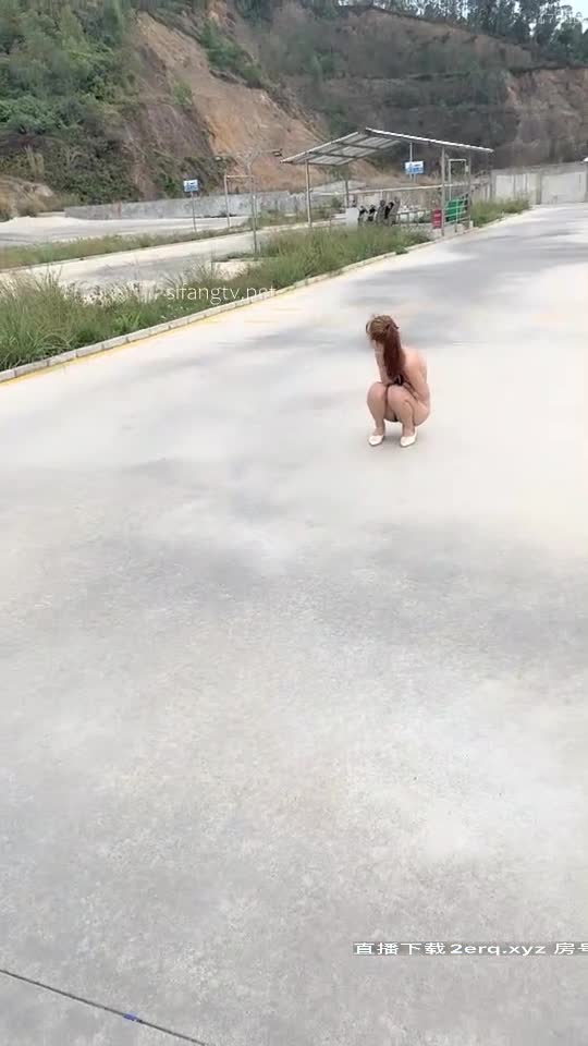 这哪里是练车场啊，这是炼逼场吧，露出就算了，还练出拿逼来抽烟的绝技